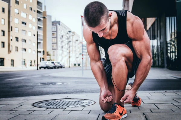 Homme qui se prépare pour courir