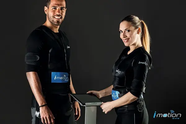 Un homme et une femme qui se préparent pour une séance d'électrostimulation